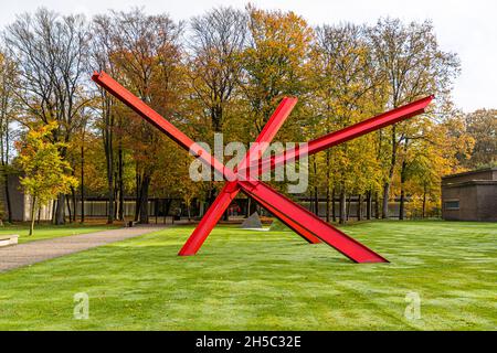 K-Stück (1972) von Mark Di Suvero im Kröller-Müller Museum in Otterlo, Niederlande Stockfoto