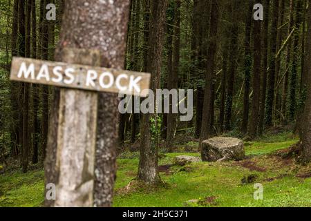 Der Ort eines Massengesteins auf dem Canon Sheehan Loop Walk im Ballyhoura Forest Park, Ballyguyroe North, County Cork, Irland. Stockfoto