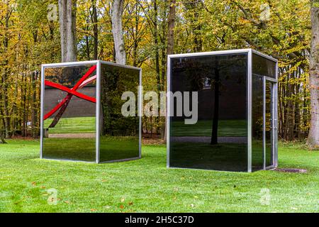 Zwei benachbarte Pavillons (1978/2001) von Dan Graham im Kröller-Müller Museum in Otterlo, Niederlande Stockfoto