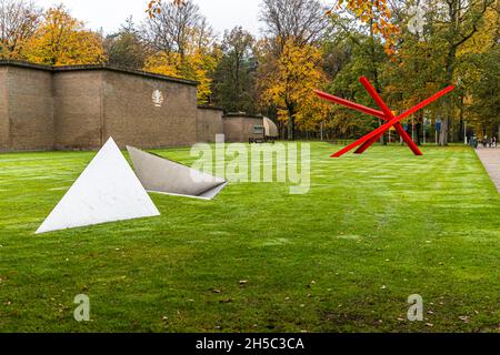 Landschaps-zonneproject (1979) von Piet Slegers und K-piece (1972) von Mark Di Suvero im Kröller-Müller Museum in Otterlo, Niederlande Stockfoto