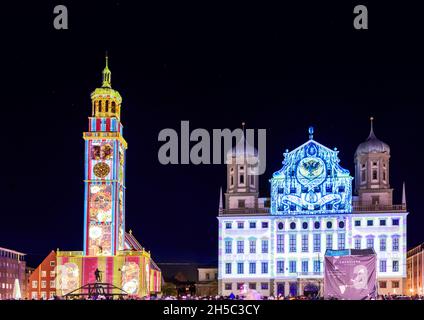AUGSBURG, DEUTSCHLAND - 24. OKTOBER: Beleuchtete historische Gebäude (Rathaus und perlach-Turm) beim Lichterfest in Augsburg am Oktober Stockfoto