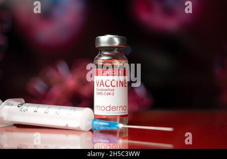 Charkow, Ukraine - 3. November 2021: Moderna-Impfstoff und medizinische Spritze, COVID-19 Coronavirus-Impfung Hintergrundbild Stockfoto