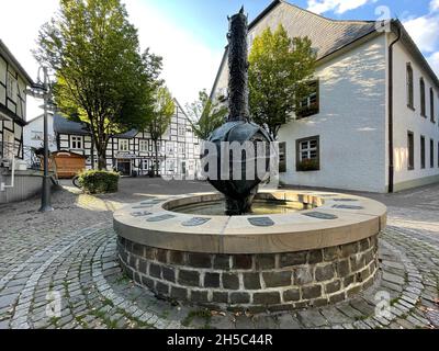 Brilon, Nordrhein-Westfalen/Deutschland 21. September 2021: Geschichtsbrunnen mit Emblemen der 17 Bezirke. Stockfoto