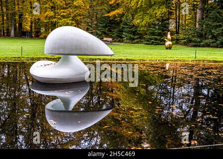 Skulpturengarten hinter dem Kröller-Müller Museum in Otterlo, Niederlande. Schwebende Skulptur von Marta Pan, Otterlo 23 Amphithéâtre, 2005/2007 Stockfoto