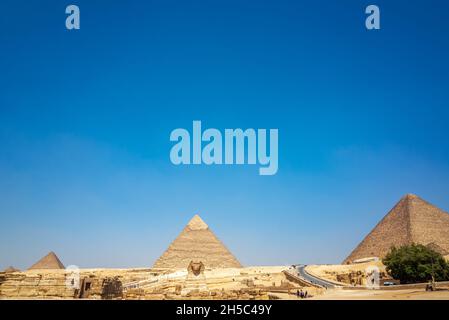 Blick auf die Sphinx und drei Pyramiden in Gizeh, Ägypten Stockfoto