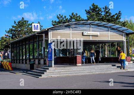 Bukarest, Rumänien - 4. Mai 2021: Haupteingang zur Metrostation Constantin Brancoveanu Stockfoto