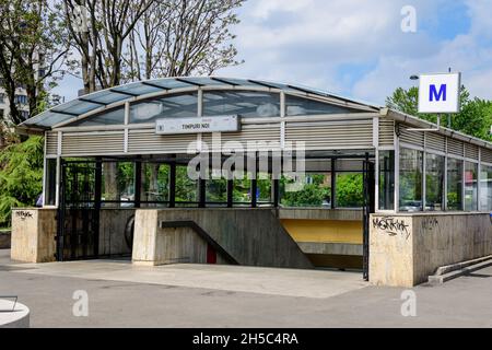 Bukarest, Rumänien - 4. Mai 2021: Haupteingang zur U-Bahn-Station Timpuri Noi Stockfoto