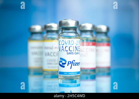Charkow, Ukraine - 3. November 2021: Pfizer COVID-19-Impfstoff auf dem Glastisch Stockfoto