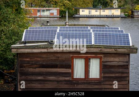 Sonnenkollektoren auf dem Dach des niederländischen Hausbootes Stockfoto