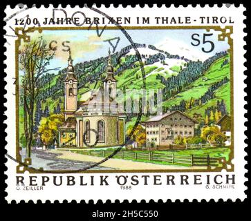 MOSKAU, RUSSLAND - 24. OKTOBER 2021: In Österreich gedruckte Briefmarke zeigt 1200 Jahre Brixen im Thale, Tirol, um 1988 Stockfoto