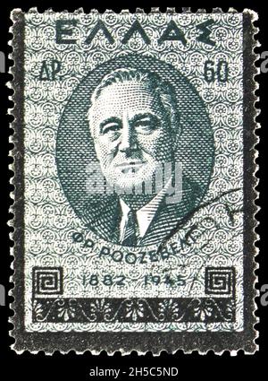 MOSKAU, RUSSLAND - 24. OKTOBER 2021: Die in Griechenland gedruckte Briefmarke zeigt Franklin D. Roosevelt, US-Präsident (1882-1945), Roosevelt Trauerausgabe Stockfoto