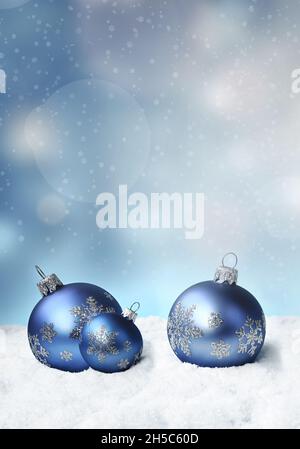 Schöne blaue Weihnachtskugeln, Schneeflocken auf Schnee und Winterhintergrund. Stockfoto