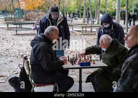 Männer spielen Schach im Jardin du Luxembourg Garten im 6th Arrondissement von Paris, Frankreich Stockfoto