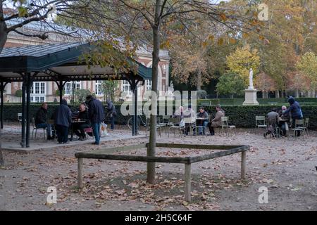 Männer spielen Schach im Jardin du Luxembourg Garten im 6th Arrondissement von Paris, Frankreich Stockfoto