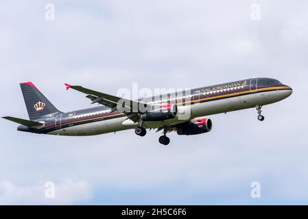 Royal Jordanian Airlines Airbus A321-Linienflugzeug JY-AYV bei der Landung am Flughafen London Heathrow, Großbritannien. Flaggenträger von Jordanien Stockfoto