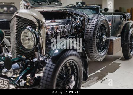 Klassischer Bentley in einem Showroom in Mayfair, London Stockfoto