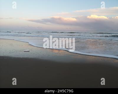 Seascape bei Sonnenuntergang, Marina di Ginosa, Golf von Taranto, Apulien, Italien Stockfoto