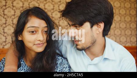 Porträt eines südasiatischen Paares im Gespräch Stockfoto