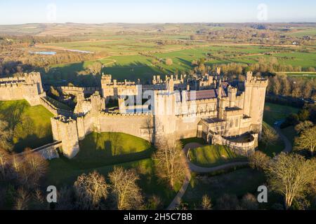 Arundel Castle, Arundel, West Sussex, England, Vereinigtes Königreich. Vogelperspektive. Wunderschönes Licht Bei Sonnenuntergang Stockfoto