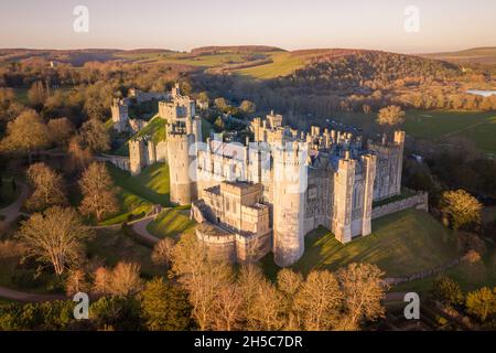 Arundel Castle, Arundel, West Sussex, England, Vereinigtes Königreich. Vogelperspektive. Wunderschönes Licht Bei Sonnenuntergang Stockfoto