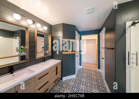 Modernes, handwerkliches Design mit dunkelgrauer Innenausstattung Stockfoto