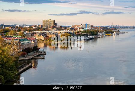 Blick auf die historische Stadt Alexandria und das Ufergrundstück am Potomac River im Norden von Virginia Stockfoto