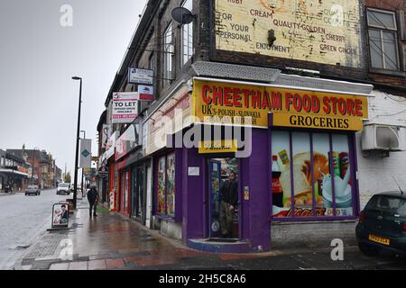 Multinationales Lebensmittelgeschäft, das polnische, kurdische, iranische und slowakische Lebensmittel in Cheetham Hill, Greater Manchester, Lancashire, Großbritannien, Großbritannien, verkauft Stockfoto