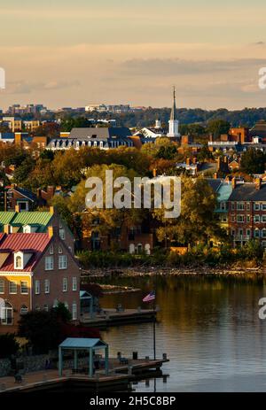 Moderne Stadthäuser in der historischen Stadt Alexandria und das Ufergrundstück am Potomac River im Norden von Virginia Stockfoto