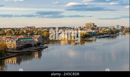 Blick auf die historische Stadt Alexandria und das Ufergrundstück am Potomac River im Norden von Virginia Stockfoto