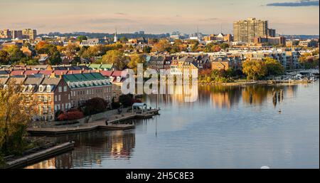 Moderne Stadthäuser in der historischen Stadt Alexandria und das Ufergrundstück am Potomac River im Norden von Virginia Stockfoto