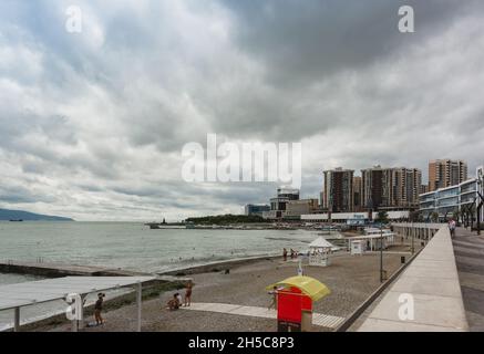 Noworossijsk, Russland, 13. August 2021: Der Strand und die Böschung von General Serebryakov in der Nähe des Einkaufszentrums in der südlichen Stadt auf einem bewölkten d Stockfoto