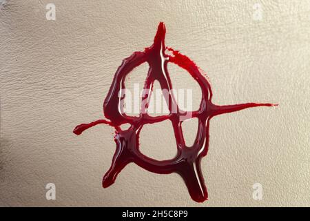 Anarchie Symbol mit Blut auf Kunstleder Textur gemacht Stockfoto