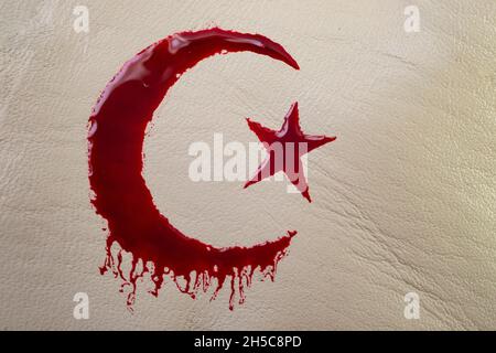 Islamisches Symbol, Halbmond und Stern, mit Blut auf weißem Kunstleder gekritzelt Stockfoto