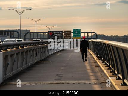 Alexandria, VA - 4. November 2021: Mann geht über den Woodrow Wilson Bridge Trail in Richtung Virginia Stockfoto