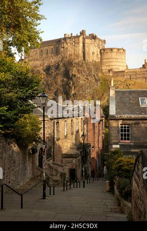 Vennel Steps, mit Blick auf das Edinburgh Castle, Edinburgh Autumn Stockfoto