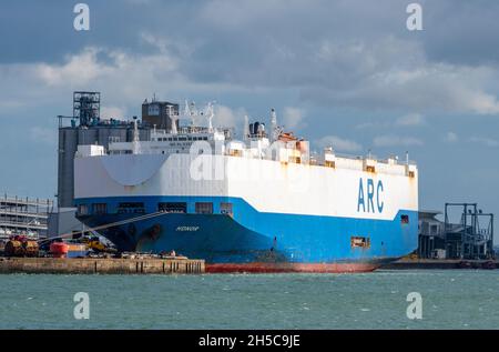 Große Autoträger Versand neben im Hafen von southampton Docks zum Laden und Laden von Autos und Fahrzeugen für den Import und Export nach europa. Stockfoto