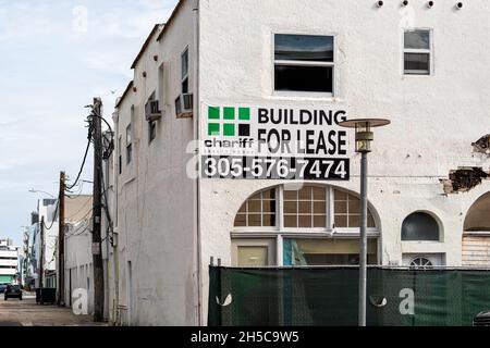 Miami Beach, USA - 17. Januar 2021: Gebäude für Mietbüro Immobilien-Schild Text auf der Straße in South Beach, Miami, Florida mit Telefonnummer Stockfoto
