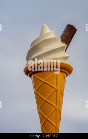 Großes Eiskrem-Modell aus Plastik mit einer Schokoladenflake von 99. Stockfoto
