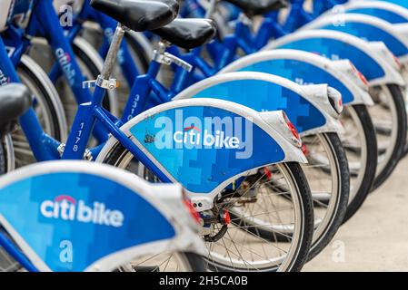 Miami Beach, USA - 17. Januar 2021: South Beach Lincoln Road mit Nahaufnahme von vielen blauen Reihen geparkt Citi Bank citibike Fahrradträger Verleih Fahrräder zu par Stockfoto