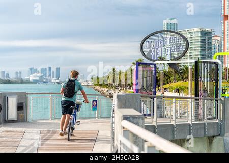 Miami Beach, USA - 17. Januar 2021: South Beach Lummus Park Gebäude und Schild Eingang für South pointe Park Pier am südlichen Ende von Miami Beach mit p Stockfoto