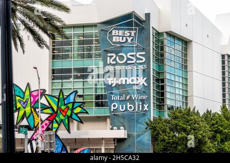 Miami Beach, USA - 17. Januar 2021: Florida South Beach Moderne Einkaufsstraße in der Innenstadt mit Ross, TJ Maxx, Best Buy und Publix-Schild auf Modern M. Stockfoto