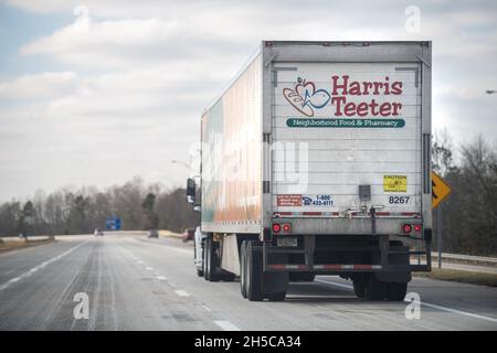 Greensboro, USA - 7. Januar 2021: Autobahnverkehr Autobahn 85 Straße in North Carolina und LKW-Lieferfahrzeug für Harris Teeter fahren Stockfoto