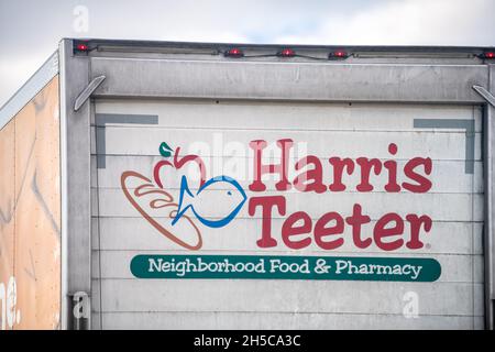 Greensboro, USA - 7. Januar 2021: Highway Interstate 85 Straße in North Carolina und LKW-Lieferfahrzeug für Harris Teeter mit Logo-Nahaufnahme Stockfoto