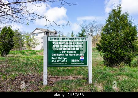 Wintergreen, USA - 5. Mai 2021: Gewerbeimmobilien Zeichen für die Entwicklung von Immobilien für Stadthäuser, Land Acres für Eigentumswohnungen mit Division ri Stockfoto