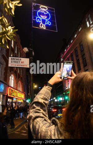 REDAKTIONELLE VERWENDUNG NUR die Enthüllung der diesjährigen Weihnachtsbeleuchtung in Soho, die von Kindern der Soho Parish School in Zusammenarbeit mit dem RIBA-Architekturbotschafter Antonio Capelao und Blachere Illumination UK, London, entworfen wurden. Bilddatum: Montag, 8. November 2021. Stockfoto