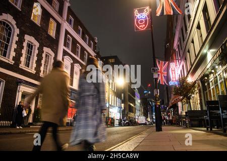 REDAKTIONELLE VERWENDUNG NUR die Enthüllung der diesjährigen Weihnachtsbeleuchtung in Soho, die von Kindern der Soho Parish School in Zusammenarbeit mit dem RIBA-Architekturbotschafter Antonio Capelao und Blachere Illumination UK, London, entworfen wurden. Bilddatum: Montag, 8. November 2021. Stockfoto