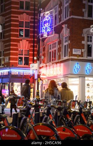 REDAKTIONELLE VERWENDUNG NUR die Enthüllung der diesjährigen Weihnachtsbeleuchtung in Soho, die von Kindern der Soho Parish School in Zusammenarbeit mit dem RIBA-Architekturbotschafter Antonio Capelao und Blachere Illumination UK, London, entworfen wurden. Bilddatum: Montag, 8. November 2021. Stockfoto