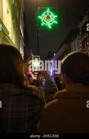 REDAKTIONELLE VERWENDUNG NUR die Enthüllung der diesjährigen Weihnachtsbeleuchtung in Soho, die von Kindern der Soho Parish School in Zusammenarbeit mit dem RIBA-Architekturbotschafter Antonio Capelao und Blachere Illumination UK, London, entworfen wurden. Bilddatum: Montag, 8. November 2021. Stockfoto