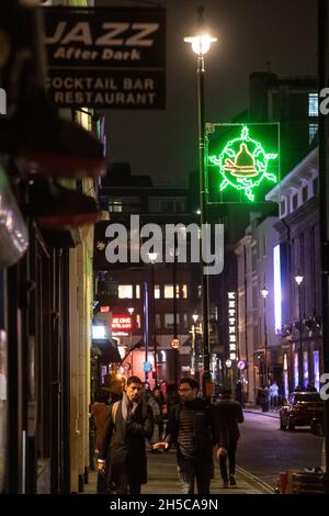 REDAKTIONELLE VERWENDUNG NUR die Enthüllung der diesjährigen Weihnachtsbeleuchtung in Soho, die von Kindern der Soho Parish School in Zusammenarbeit mit dem RIBA-Architekturbotschafter Antonio Capelao und Blachere Illumination UK, London, entworfen wurden. Bilddatum: Montag, 8. November 2021. Stockfoto