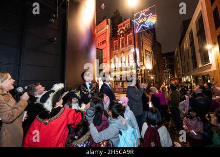 REDAKTIONELLE VERWENDUNG NUR die Enthüllung der diesjährigen Weihnachtsbeleuchtung in Soho, die von Kindern der Soho Parish School in Zusammenarbeit mit dem RIBA-Architekturbotschafter Antonio Capelao und Blachere Illumination UK, London, entworfen wurden. Bilddatum: Montag, 8. November 2021. Stockfoto